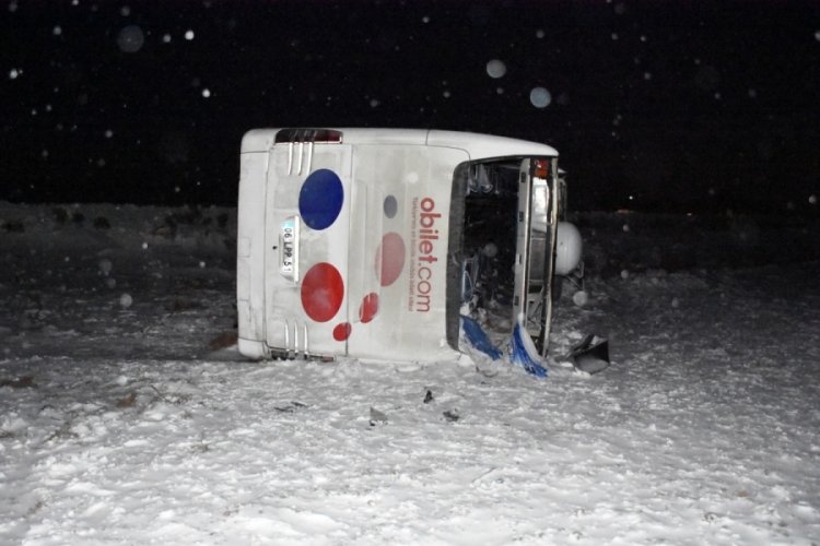 Aksaray'da yolcu otob&uuml;s&uuml; devrildi: 22 yaralı