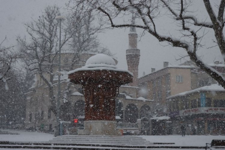 Bursa'da yoğun kar yağışı etkili oluyor
