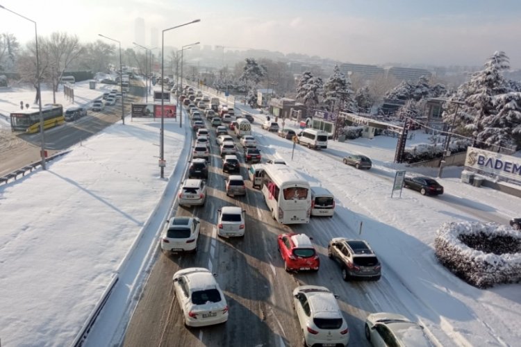 Kar yağışı Bursa'da trafiği fel&ccedil; etti!&nbsp;