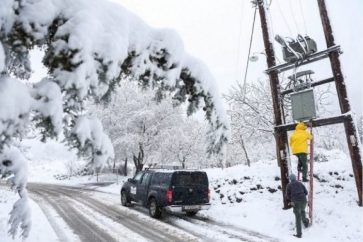 Yunanistan'da kar fırtınası: 250 bin kişi elektriksiz kaldı
