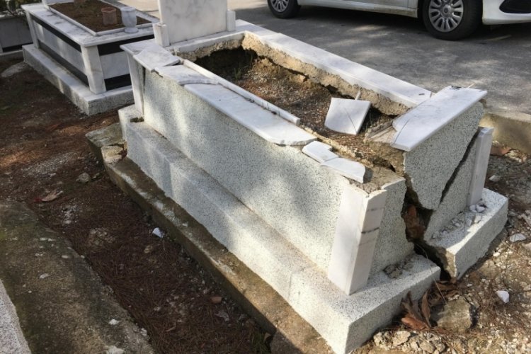 İzmir'i vuran sağanak, mezarlarda &ccedil;&ouml;kmeye neden oldu