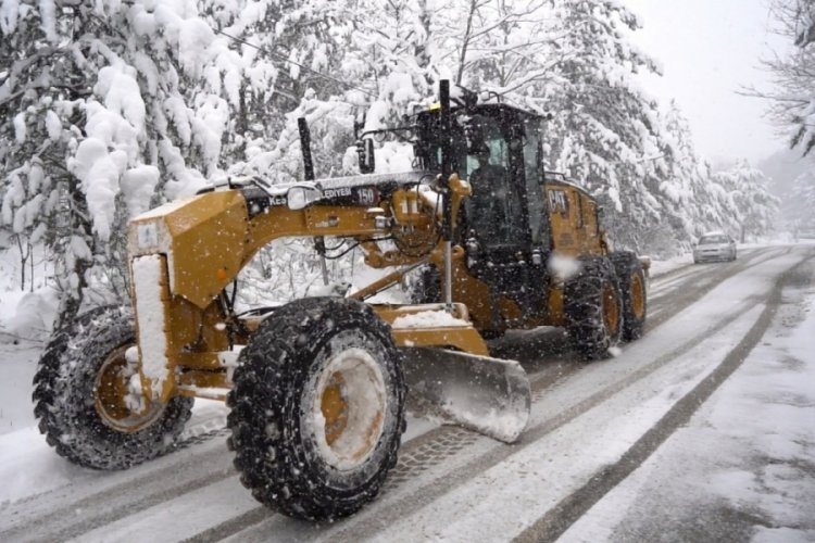 Bursa Kestel'de karla mücadele ekipleri aralıksız çalışıyor