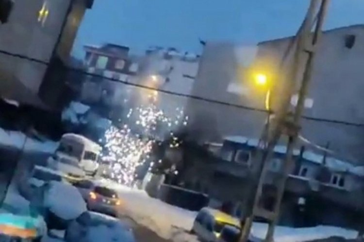 Elektrik telleri havai fişek gibi patladı!