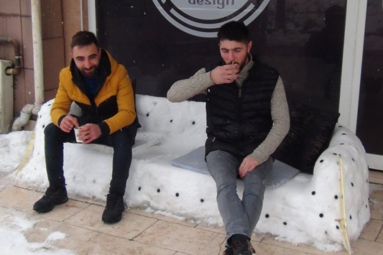 Bursa'da kardan koltuk yapıp &uuml;zerinde &ccedil;ay keyfi yaptılar