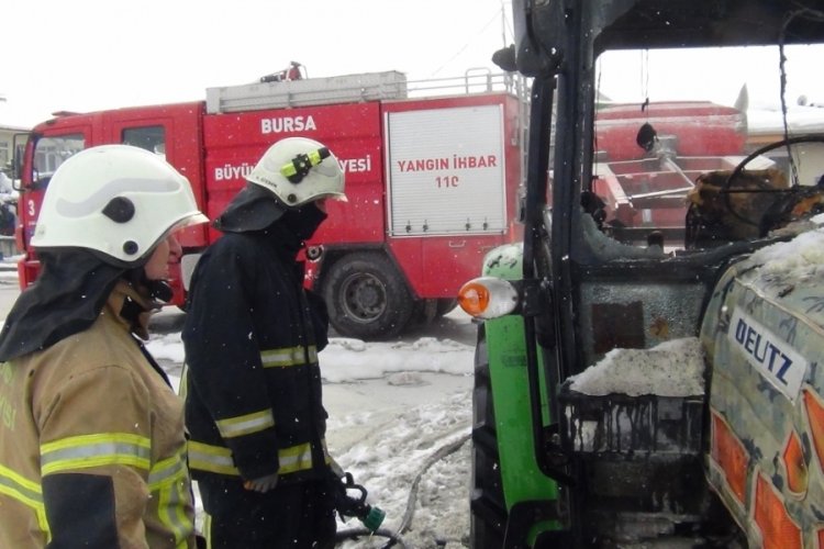 Bursa'da park halindeki trakt&ouml;r alevlere teslim oldu