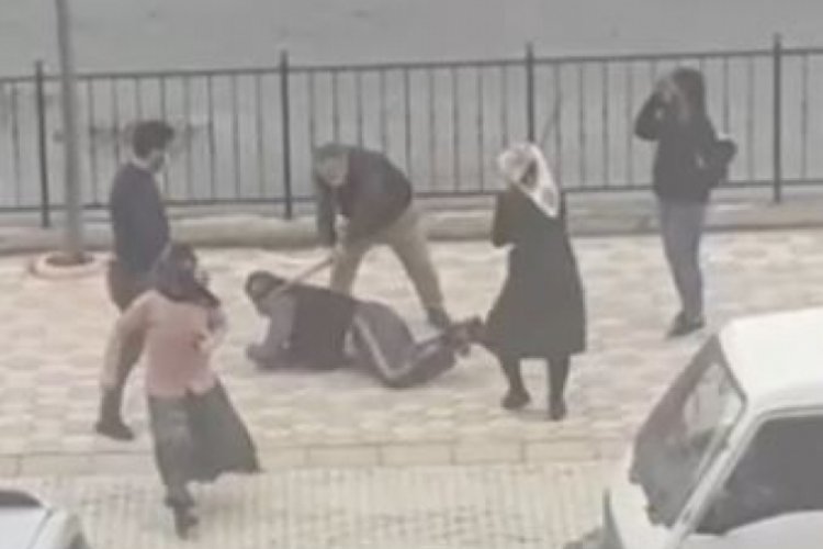 Yere yatırdıkları kişiyi sopayla b&ouml;yle d&ouml;vd&uuml;ler