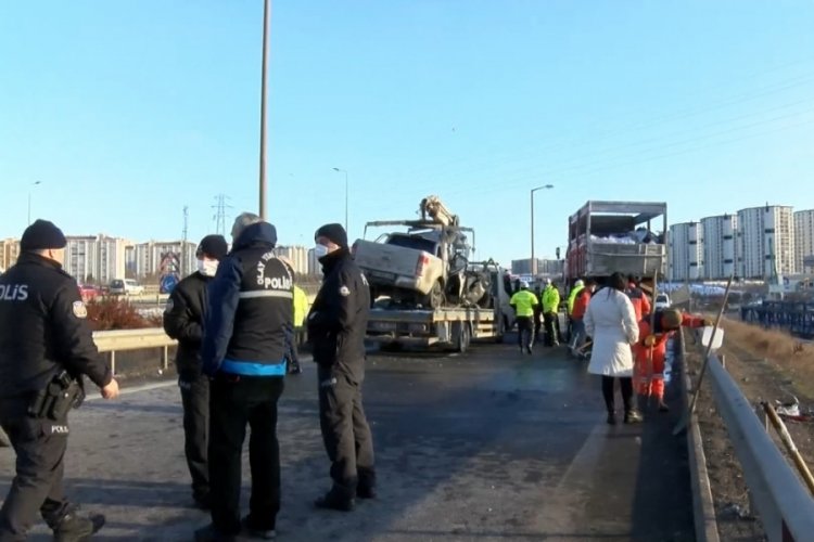 Ankara'da iki kamyonet &ccedil;arpıştı: 1 &ouml;l&uuml;, 1 yaralı