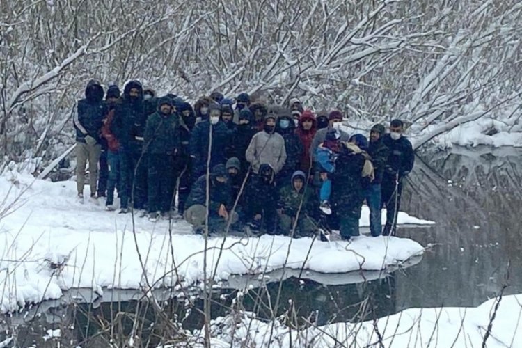 Yunanistan'dan sınır dışı edilen g&ouml;&ccedil;menler kurtarıldı