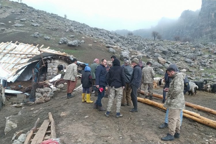 Fırtınada &ccedil;atılar u&ccedil;tu, 20 k&uuml;&ccedil;&uuml;kbaş &ouml;ld&uuml;