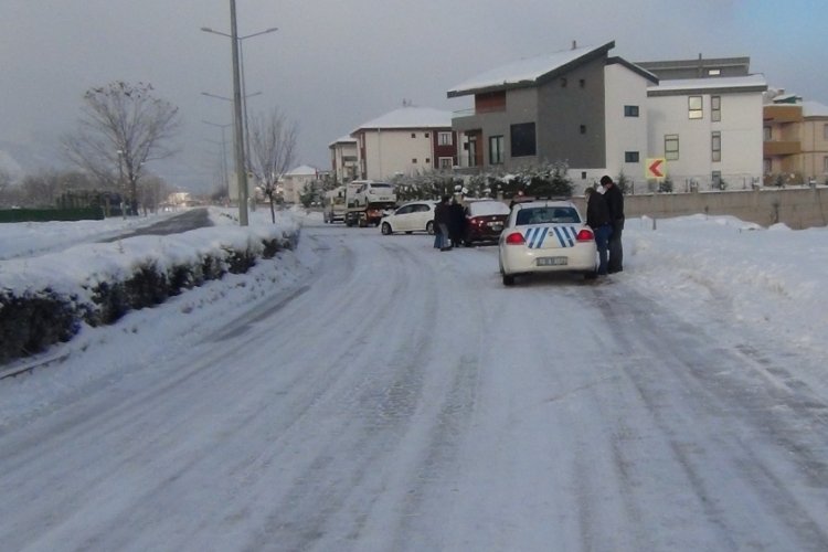Bursa İneg&ouml;l'de yollar buz pistine d&ouml;nd&uuml;, kaza &uuml;st&uuml;ne kaza oldu