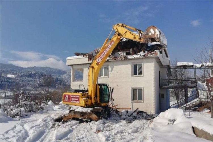 Bursa İneg&ouml;l'de ka&ccedil;ak kat yıkıldı