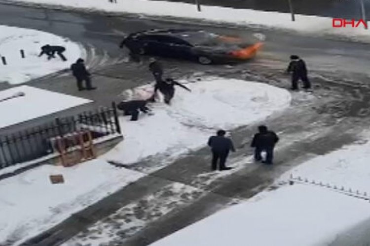 Yanan otomobili kartopu atarak s&ouml;nd&uuml;rmeye &ccedil;alıştılar