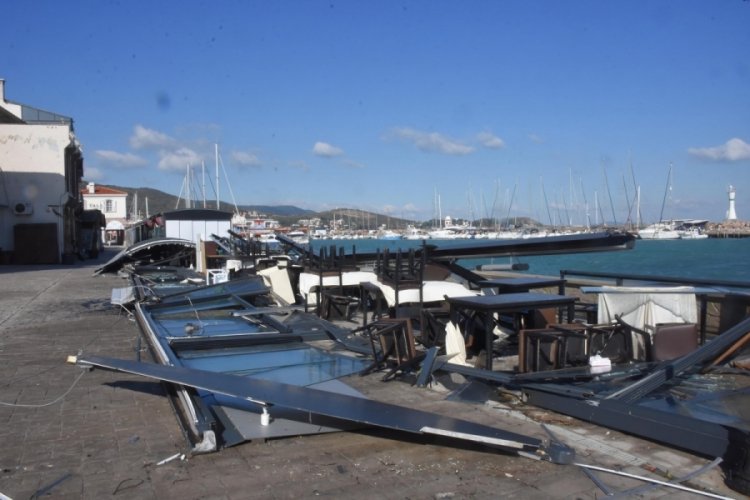 İzmir'de evlerin &ccedil;atısı u&ccedil;tu, kafeler kullanılamaz hale geldi