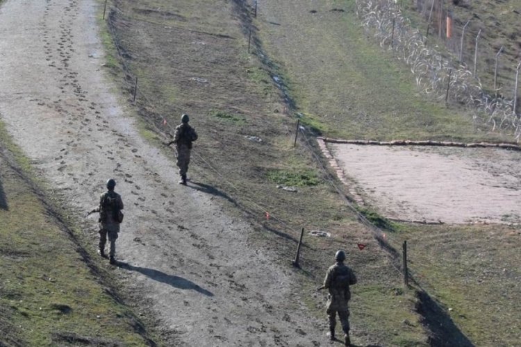 Sınırda yakalanan kadının kırmızı b&uuml;ltenle arandığı ortaya &ccedil;ıktı
