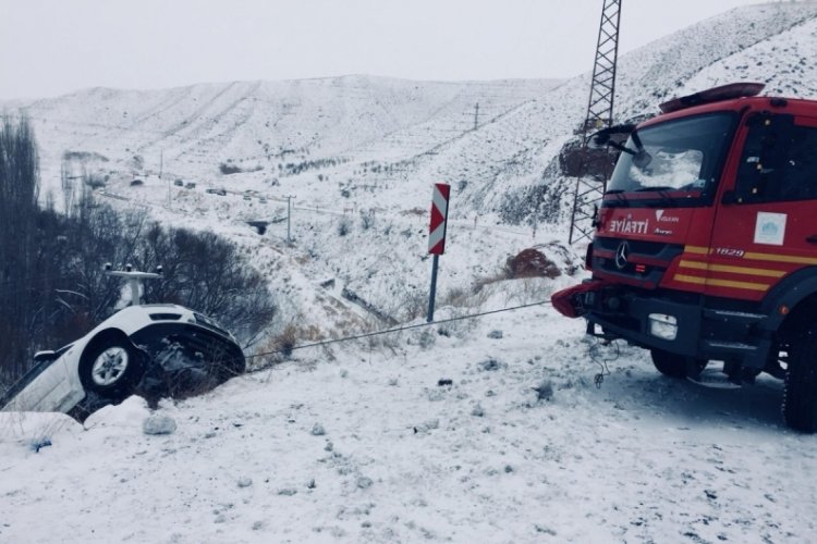 U&ccedil;urumda asılı kalan otomobildeki 5 kişiyi itfaiyeciler kurtardı