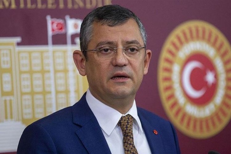 CHP'li &Ouml;zel: G&uuml;l&uuml;yor, neşeyle konuşuyor