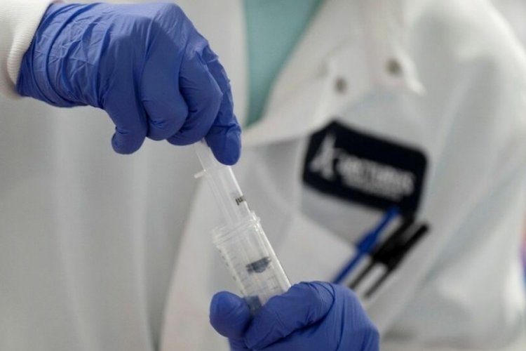 İngiltere'de g&ouml;n&uuml;ll&uuml;lere bilin&ccedil;li olarak Kovid-19 bulaştırılacak