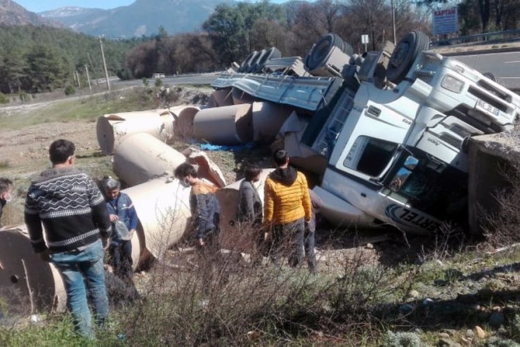 Kağıt y&uuml;kl&uuml; TIR devrildi