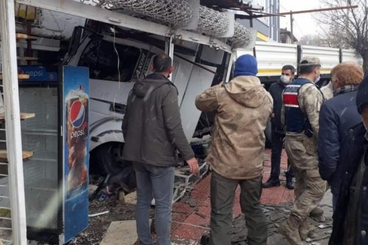 Malatya'da yoldan &ccedil;ıkan tır iş yerine girdi: 4 yaralı
