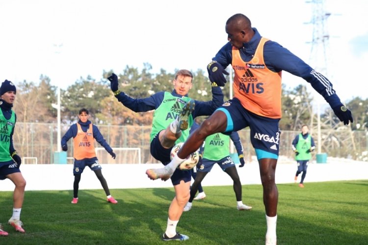 Fenerbah&ccedil;e, G&ouml;ztepe ma&ccedil;ı hazırlıklarını s&uuml;rd&uuml;rd&uuml;
