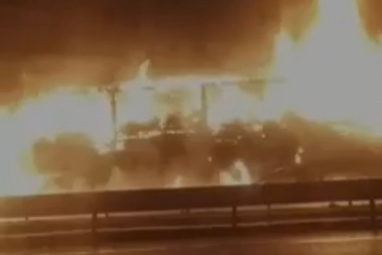 Bursa'da hareket halindeki kimyasal madde y&uuml;kl&uuml; tır alevlere teslim oldu