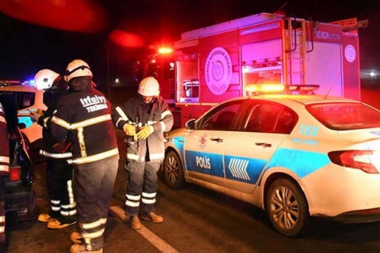 Drift yapıp ka&ccedil;tı, polis aracına &ccedil;arptı!