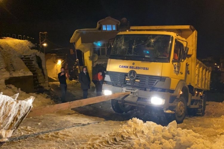 Yol tuzlama aracı personelini darbeden 3 saldırgan aranıyor