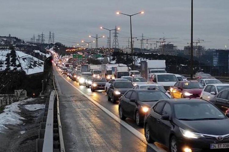 TEM'de trafiği kilitleyen kaza