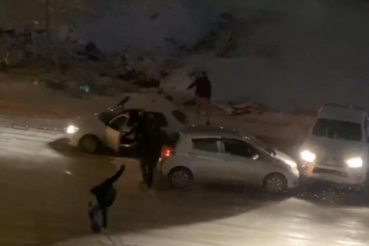 Karlı yolda ara&ccedil;lar kaydı