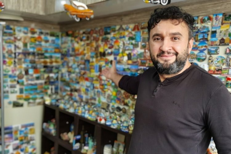 78 &uuml;lkeden aldığı 2 bin magneti Bursa'da evinde sergiliyor