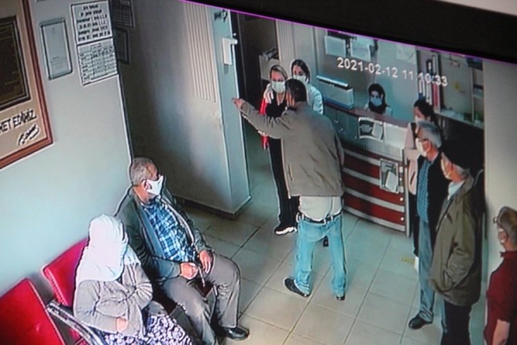Aile Sağlığı&nbsp;Merkezi'nde şoke eden anlar! Pantolonunu indirip sağlık &ccedil;alışanlarına...