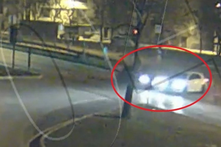 Emniyet Genel M&uuml;d&uuml;rl&uuml;ğ&uuml; Trafik Başkanlığı paylaştı! Bursa'da meydana gelen 2 kaza kamerada
