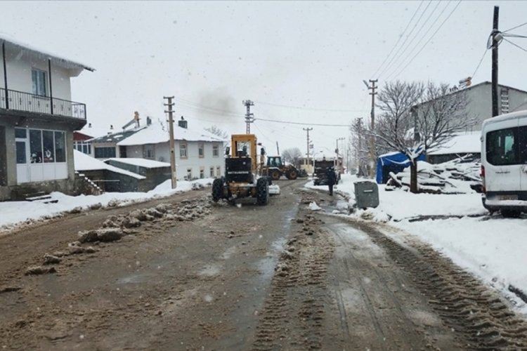Doğu'da kar nedeniyle bazı k&ouml;y yollarına ulaşım sağlanamıyor