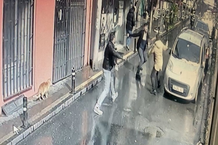 Husumetli kardeşler sokak ortasında birbirini bı&ccedil;akladı
