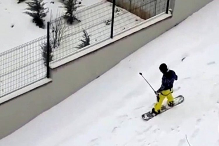 Sokak ortasında snowboard keyfi