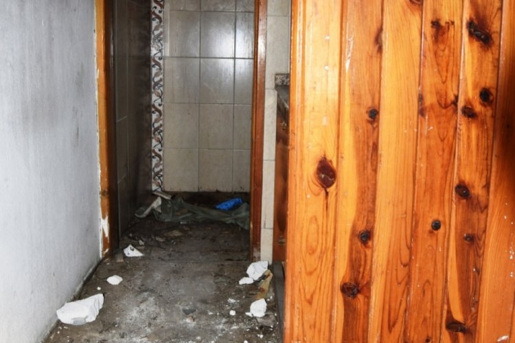 Tavan arasında &ccedil;&uuml;r&uuml;m&uuml;ş halde bulunan cesedin sırrı araştırılıyor