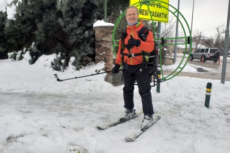 Bursa'da paramotorla karların &uuml;zerinde kayak yaparak evine gidiyor