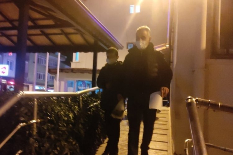 Bursa'da  11 yaşındaki kayıp çocuğu bulan polisler ailesine teslim etti