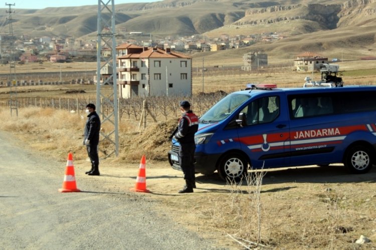 Toplu cenaze namazı kılınan mahallede koronavir&uuml;s karantinası