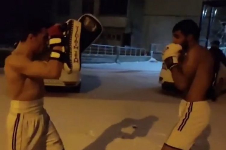 Karlı havada kick boks antrenmanı