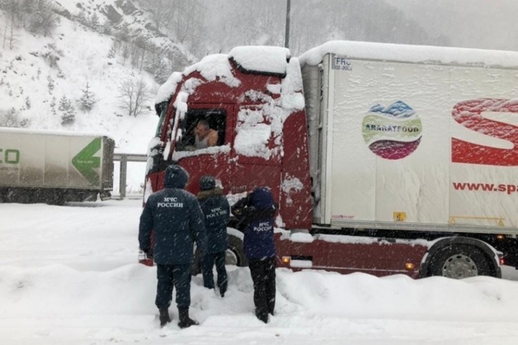 Rusya'da d&uuml;şen &ccedil;ığın altında kalmaktan son anda kurtuldular