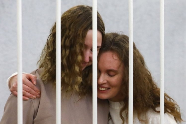 Belarus'ta protesto g&ouml;r&uuml;nt&uuml;s&uuml; &ccedil;eken gazetecilere 2 yıl hapis cezası