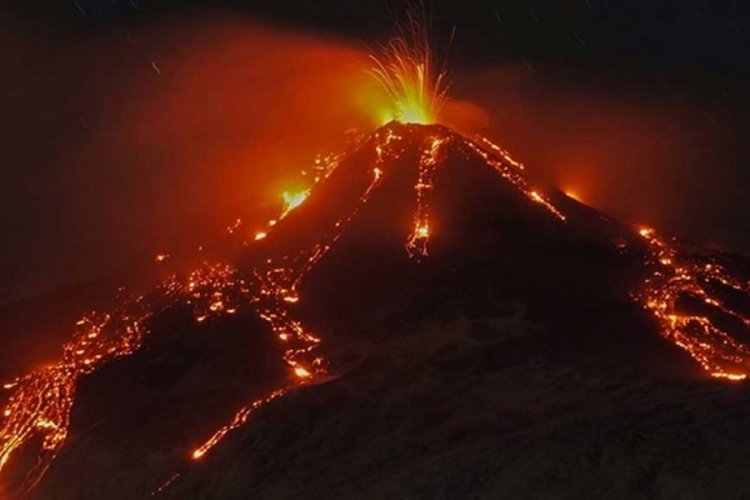 Etna Yanardağı bir kez daha faaliyete ge&ccedil;ti