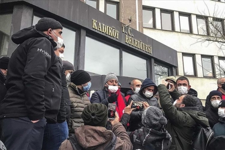 Kadık&ouml;y Belediyesi TİS'in imzalandığını duyurdu, iş&ccedil;iler tepki g&ouml;sterdi