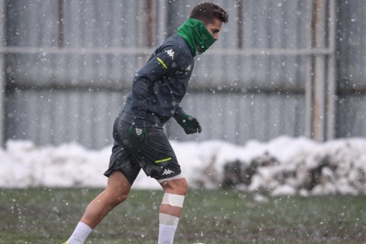 Bursaspor kar yağışı altında Balıkesirspor ma&ccedil;ı hazırlıklarına devam etti