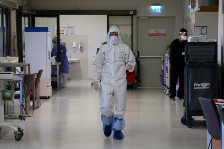 Fransa'da Covid-19 hastalarının karantina süresi 10 güne çıkarıldı