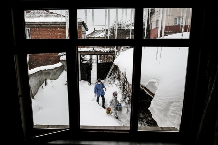 Bursa'da Uludağ'ın eteklerindeki karlı yolları aşıp hastaneye gidemeyen vatandaşları aşılıyorlar