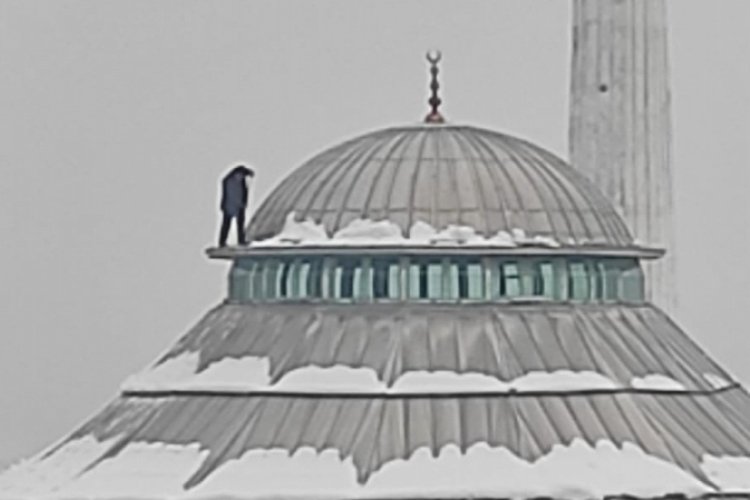 Bursa'da cami kubbesinde tehlikeli kar temizliği