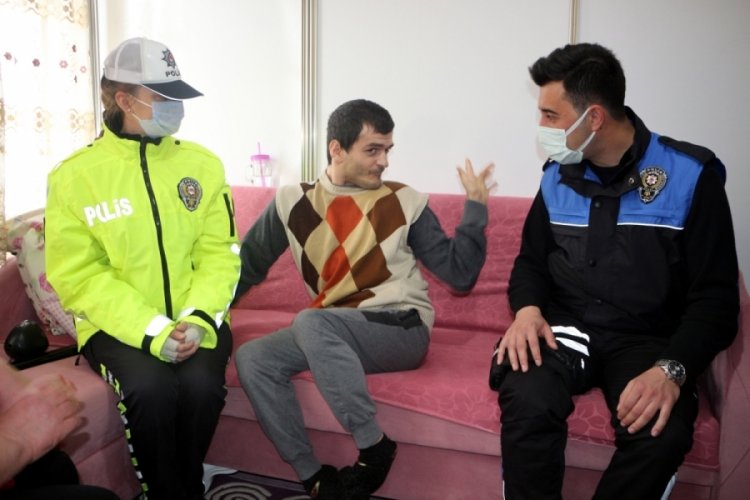 Polisten engelli Mehmet'e sürpriz doğum günü