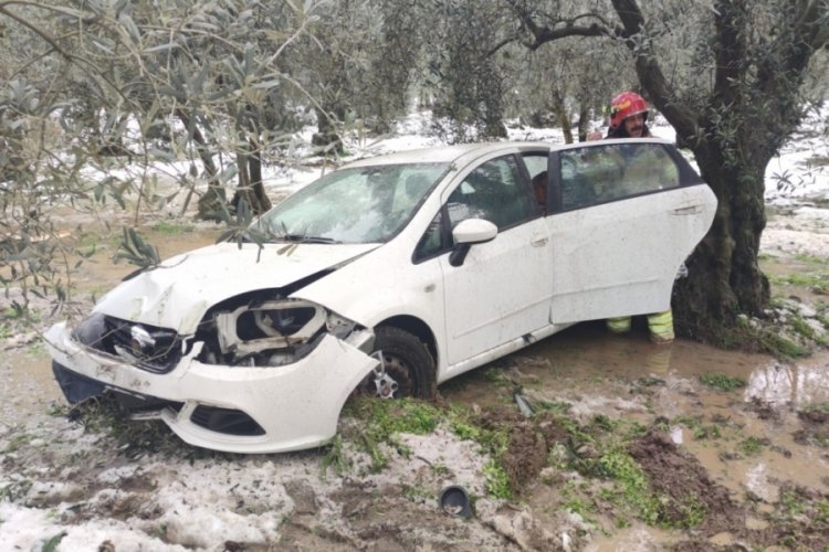 Bursa'da otomobil zeytinliğe uçtu, itfaiyeci yaşlı kadını sırtında ambulansa taşıdı